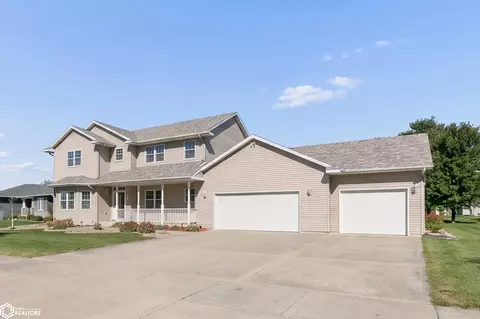 2916 Sunrise Ct, Mason City, IA 50401