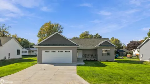 205 Laci Dru Dr, Mediapolis, IA 52637