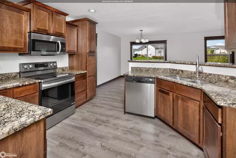 1216 90th St, West Des Moines, IA 50266