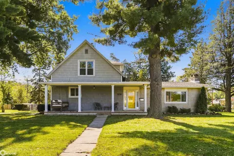 2747 Sunnyside Ave, Burlington, IA 52601