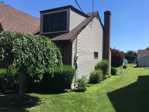 831 Carson St, Hazleton, PA 18201 photo 4