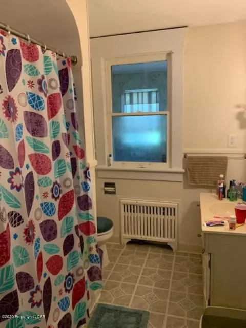 264 E State St, Nanticoke, PA 18634 photo 6