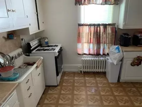 264 E State St, Nanticoke, PA 18634 photo 4
