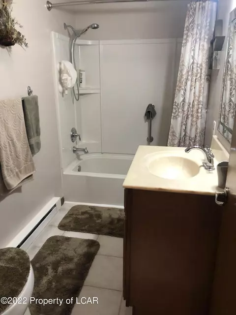 1513 Poolside Dr, Hazle Township, PA 18202 photo 8