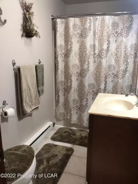 1513 Poolside Dr, Hazle Township, PA 18202 photo 9