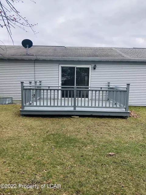 1513 Poolside Dr, Hazle Township, PA 18202 photo 12