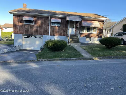 1003 N Manhattan Ct, Hazleton, PA 18201 photo 2