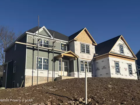 1203 Woodberry Dr, Mountain Top, PA 18707