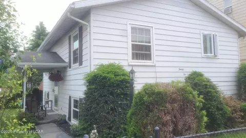 22 E Clay Ave, West Hazleton, PA 18202 photo 2