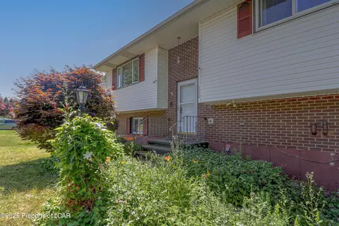 112 Bent Pine Trl, Hazle Township, PA 18202 photo 4