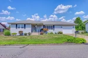 608 New St, Olyphant, PA 18447 photo 1