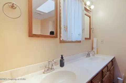 Bath - 2205 Walnut Trl, Bushkill, PA 18324 photo 2 of 3
