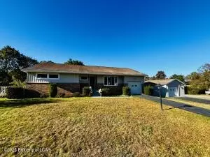 8 Evergreen Lake Dr, Mountain Top, PA 18707