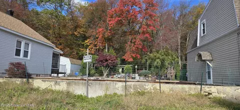 19 3rd St, Beaver Meadows, PA 18216