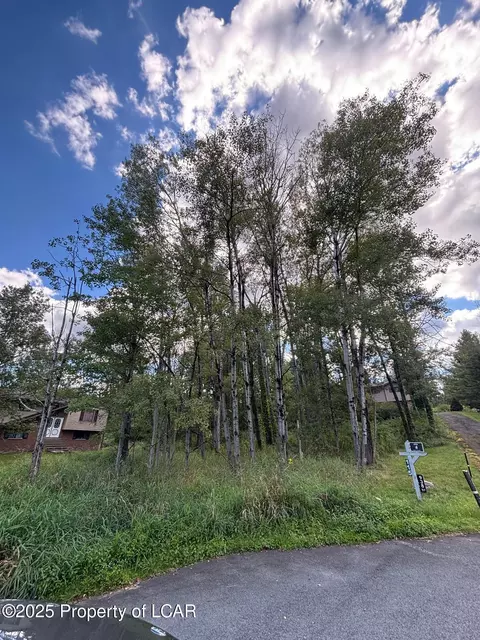 937 Westwood Dr, Lake Ariel, PA 18436