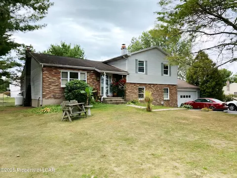 117 Side Hill Ct, Sugarloaf, PA 18249