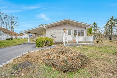 107 Stonecrest Dr, Moosic, PA 18507