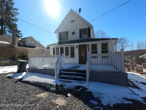 355 Ridge Ave, Dallas, PA 18612