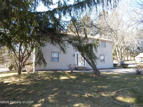2 Cloverleaf Dr, Dallas, PA 18612