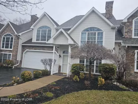 6 Dakota Dr, Dallas, PA 18612