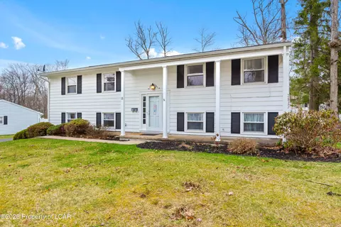 11 Farmhouse Rd, Mountain Top, PA 18707