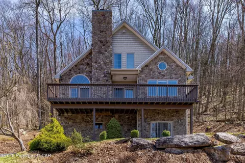 154 Kickapoo Dr, Hazle Township, PA 18202