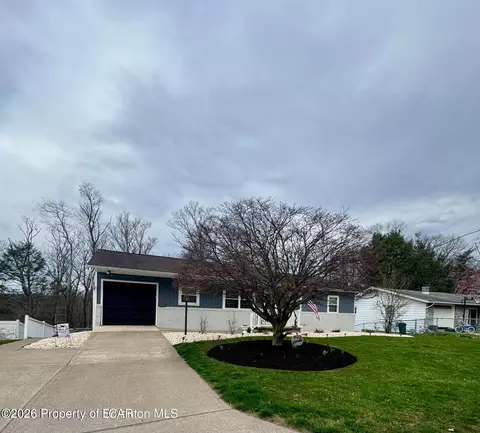 26 Hillcrest Dr, Dallas, PA 18612