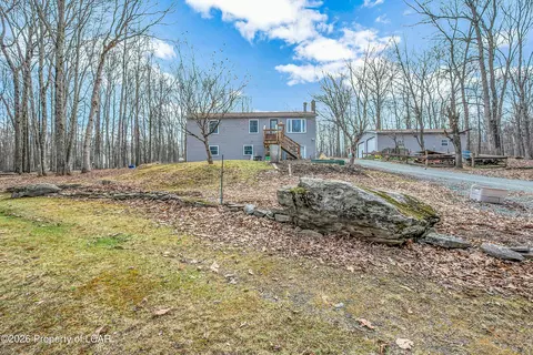 239 Deer Run Dr, Hawley, PA 18428