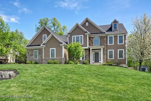 1051 Manor Dr, Mountain Top, PA 18707