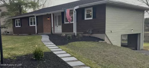 16 Sidehill Trl, Sugarloaf, PA 18249