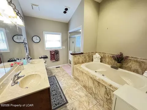 Bath - 39 Summit Rd, Hazleton, PA 18202 photo 1 of 7
