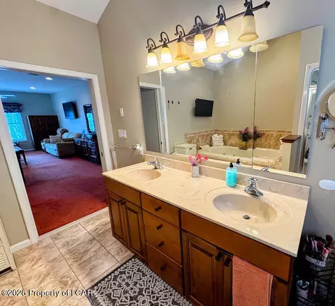 Bath - 39 Summit Rd, Hazleton, PA 18202 photo 2 of 7