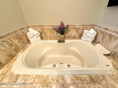 Bath - 39 Summit Rd, Hazleton, PA 18202 photo 4 of 7