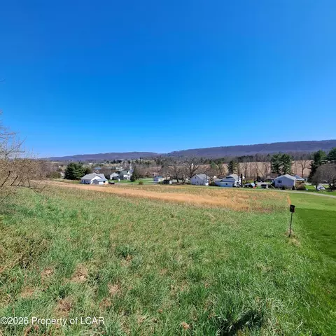 17 Weaver Ln, Sugarloaf, PA 18249