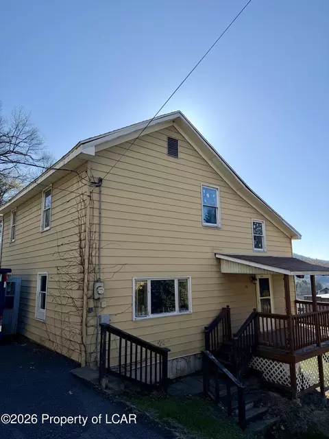10 Stauffer Ave, Rock Glen, PA 18246