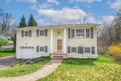 12 Mystic Dr, Mountain Top, PA 18707