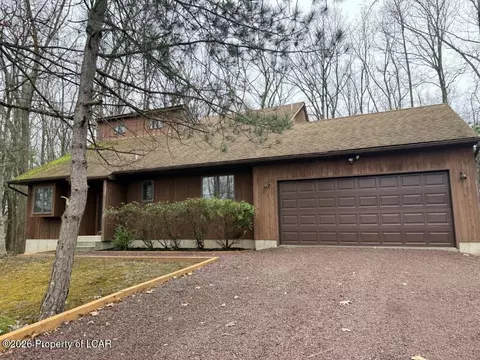 441 Laurel Lakes Dr, Mountain Top, PA 18707