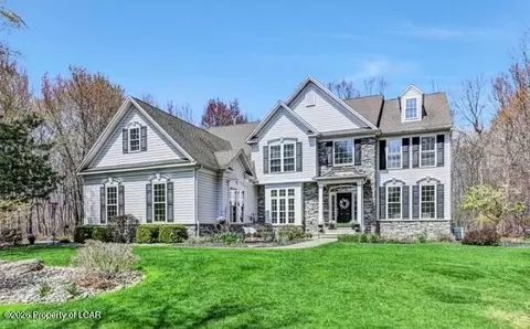 37 Waterman Dr, Mountain Top, PA 18707