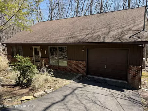 16 Iroquois Cir, Hazleton, PA 18202