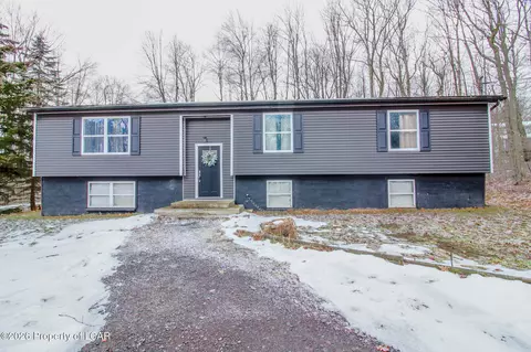 45 June Berry Dr, Gouldsboro, PA 18424