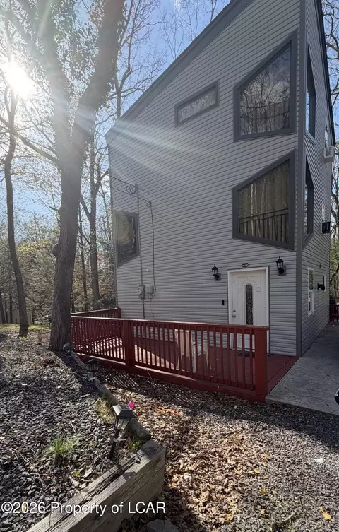 64 Edge Rock Dr, Drums, PA 18222