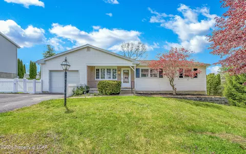 10 Manor Dr, Dallas, PA 18612