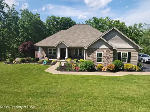 50 Autumn Dr, Mountain Top, PA 18707