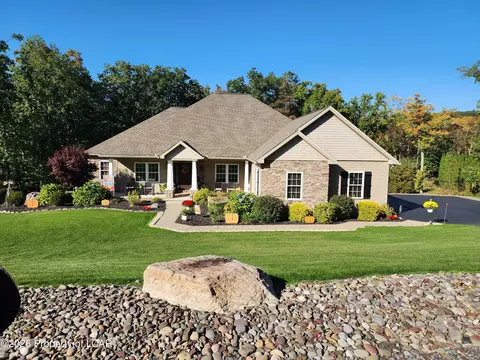 50 Autumn Dr, Mountain Top, PA 18707