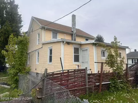 316 E Spruce St, West Hazleton, PA 18202 photo 2