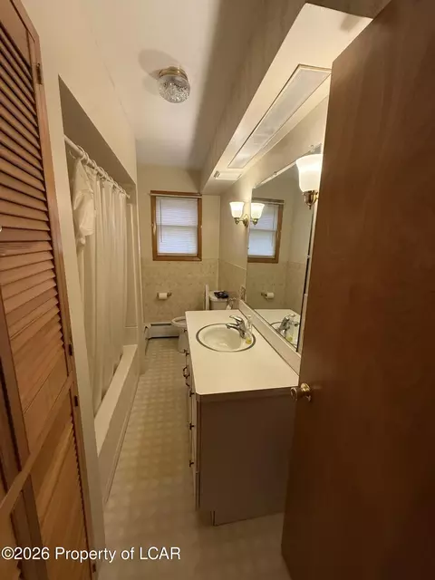 Bath - 213 E Grant St, Mcadoo, PA 18237 photo 4 of 5