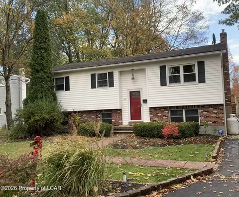 28 W Fallbrook Ave, Dallas, PA 18612