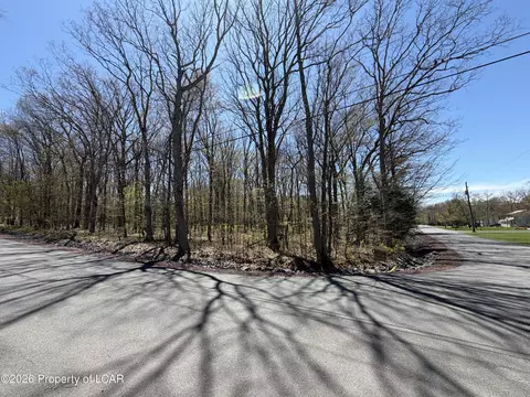 1012 Fairway Dr, Wilkes-barre, PA 18702