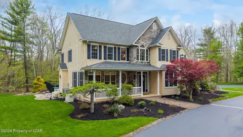 105 Sandwedge Dr, Mountain Top, PA 18707
