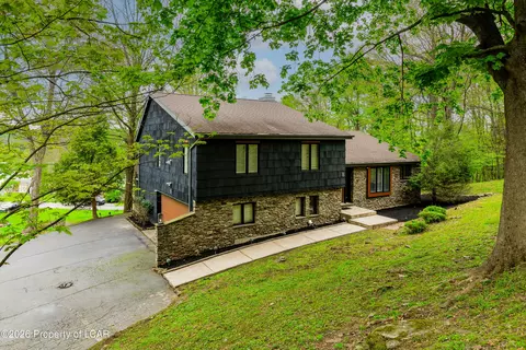 8 Marywood Dr, Dallas, PA 18612